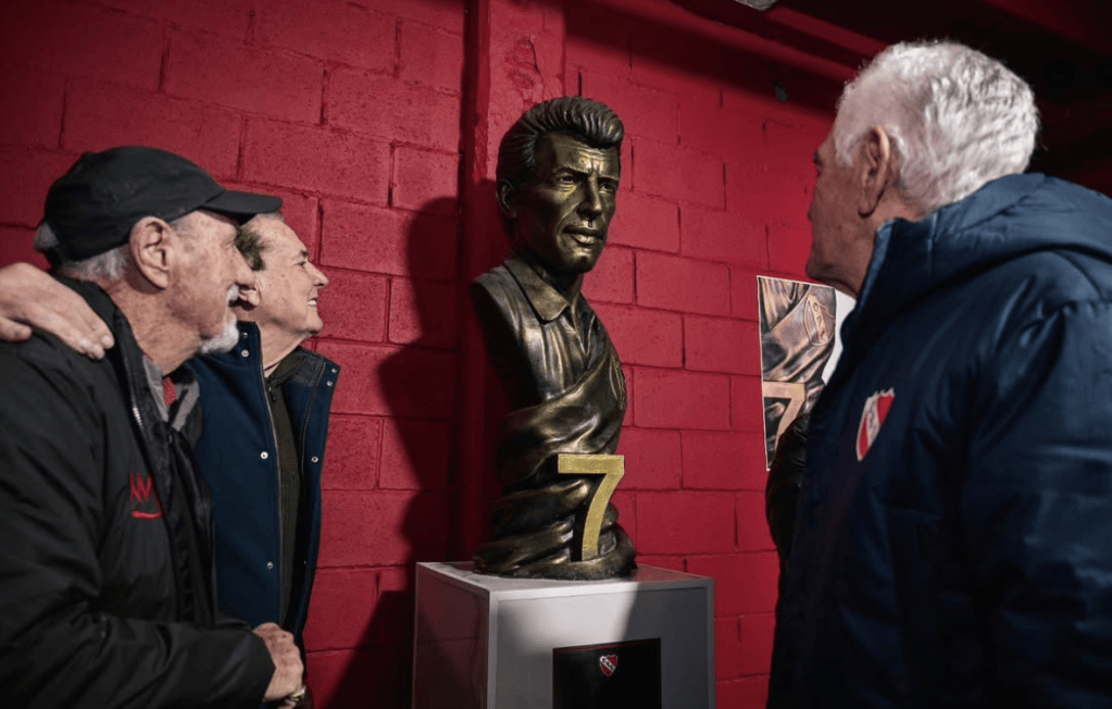 Independiente homenajeó a Raúl Bernao con un busto en su estadio