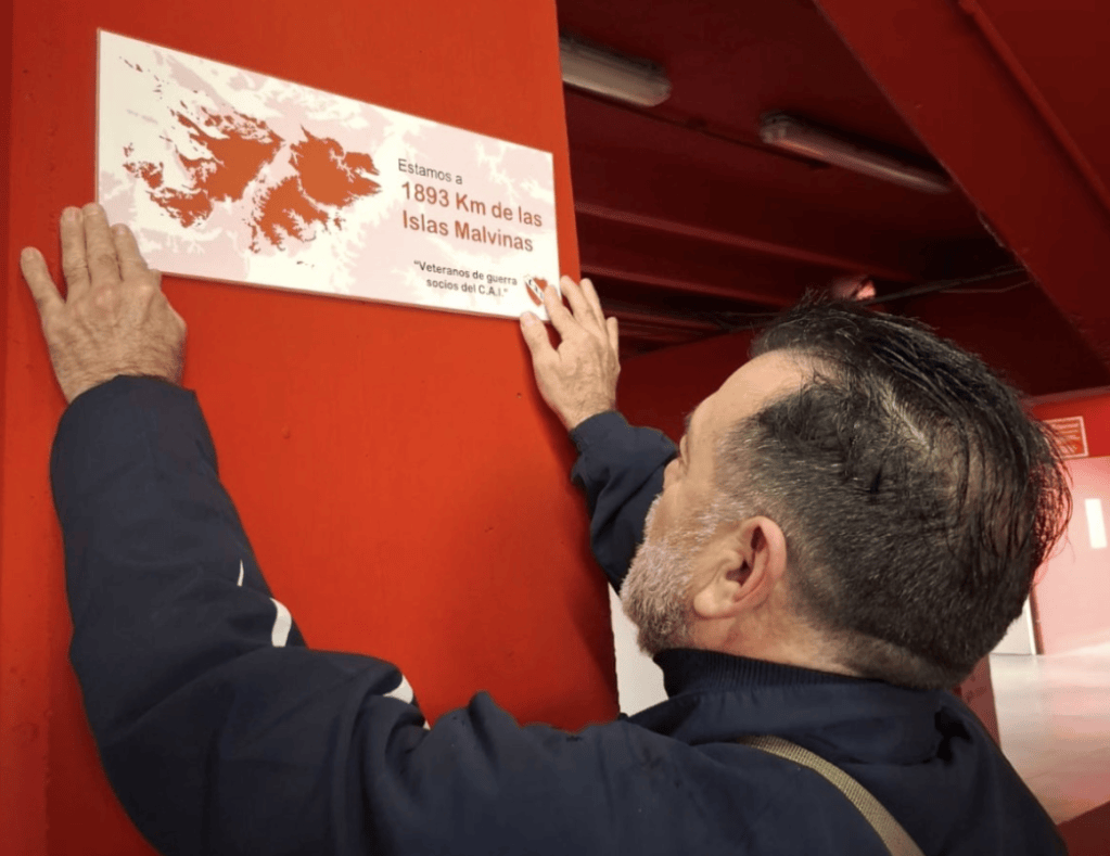 Independiente sumó nuevos carteles para mantener presente la causa Malvinas